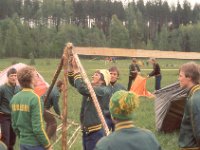 Jukola Ruokolahti 1977 04  Mikko Mannonen sitoo teltan kurkihirttä Ruokolahden Jukolassa