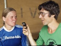 Tarkkailu Hevonpää 1979 03  Matti Mäkinen haastattelee naisten valiosarjan voittajaa Liisa Veijalaista tarkkailukilpailun maalissa Hevonpään Ampumaradalla 29.7.1979.
