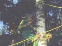 V-S pm-viesti Paimio 1980 04  Ankkurin banderollin kiinnitys puiden väliin