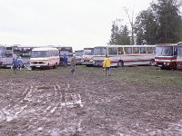 Kytaja-Jukola 1981 06  Bussiparkki Kytäjän kura-Jukolassa 1981