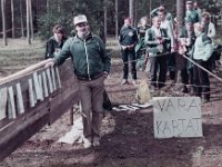 SM-viesti Salakallio 1981 03  Harri Niinistö SM-viestin kakkosryhmän karttatelineellä Salakalliolla 1981