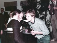 Ankkurin joulujuhla 1982 04  Kananmunankuljetusviestin vaihdossa Kari Hofmann ja Pekka Nikulainen