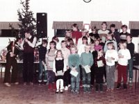 Ankkurin joulujuhla 1982 05  Palkittavat nuoret Ankkurin joulujuhlassa 1982. Palkinnot jakaa Kari Hofmann ja Mikko Mannonen