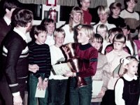 Ankkurin joulujuhla 1982 06  Auli Mäkitalo ottaa vastaan parhaan alle 16v pokaalin 1982