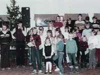 Ankkurin joulujuhla 1982 07  Palkittavat nuoret Ankkurin joulujuhlassa 1982. Palkinnot jakaa Kari Hofmann ja Mikko Mannonen