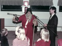 Ankkurin joulujuhla 1982 09  Reijo Hannus jututtaa Joulupukkia Ankkurin joulujuhlassa 1982