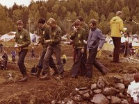 Jukola Tammisaari 1976 08  Ankkurin kakkosjoukkue (18.) poistuu hiidenkivelt; Pertti Pelto-Huikko, Jyrki Toivonen, Markku Andelmaa, Olli Knaapi, Markku Laine, Ilkka Saarimki, Harri Laine