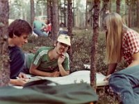 Vehkarastit 1976 02  Juhani Kari, Markku Mkinen ja Leena Kari Vehkarasteilla, S-41, 7.8.1976