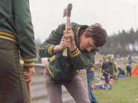 Jukola Ruokolahti 1977 02  Markku Mannonen junttaa telttakeppia Ruokolahden Jukolassa 1977