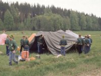 Jukola Ruokolahti 1977 03  Ankkurin leirin majoitusteltta nousee Ruokolahden Jukolassa 1977