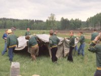 Jukola Ruokolahti 1977 08  Sotilasteltan pystytys kynniss Ruokolahden Jukolassa