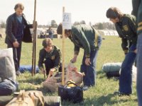Tiomila 1977 01  Harri Niinist teroittaa telttakeppia Tiomilassa 7.-8.5.1977. Usko, Mikko Mannonen ja Markku Andelmaa seuraavat tilannetta