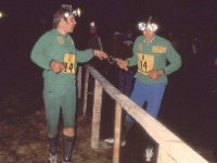 Tiomila 1977 08  Heikki Paganus tulee krjess 7. osuudelta ja lhett Olli Knaapin 8. osuudelle Tiomilassa 7.-8.5.1977