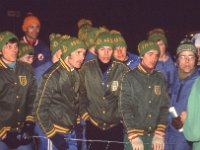 Tiomila 1977 10  Markku Andelmaa, Teemu Nukki (VaRa) taustalla, Heiki Paganus, Jussi Salusvuori, Juhani Kari, Markku Kari, Mikko Mannonen ja Matti Mkinen kyselevt Olli Knaapilta mit metsss tapahtui Tiomilassa 7.-8.5.1977 8- osuudella.