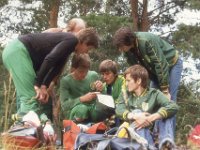 Turunmaan rastiviesti Askainen 1977 02  Jyrki Toivonen piirt reittin. Juhani Kari, Markku Andelmaa, Olli Knaapi ja Harri Laine seuraavat tilannetta Turunmaan Rastiviestiss Askaisissa elokuussa 1977.
