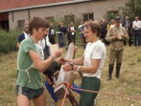 Turunmaan rastiviesti Askainen 1977 06  Pertti Pelto-Huikko lhett Harri Laineen maastoon Turunmaan Rastiviestiss Askaisissa elokuussa 1977.