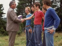 Turunmaan rastiviesti Askainen 1977 07  Lounais-Suomen sotilaslnin komentaja kenraaliluutnatti Urpo Levo jakaa palkinnot voittajajoukkueelle (Jukka Kivinen, Olli Knaapi, Harri Laine, Pertti Pelto-Huikko, Juhani Kari) Turunmaan Rastiviestiss Askaisissa elokuussa 1977.