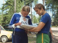 Tarkkailu Hevonp 1979 01  Tarkkailukilpailun ratamestari Heikki Paganus kyselee naisten eliittisarjan voittajan Liisa Veijalaisen reitinvalintoja tarkkailukilpailussa Hevonpn Ampumaradalla 29.7.1979.