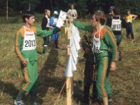 Varsinais-Suomen viesti Kalanti 1979 09  Heikki Paganus (Ankkurin kakkosjoukkue) lhett Reijo Hannuksen toiselle osuudelle Varsinais-Suomen viestiss Kalannissa 28.7.1979.
