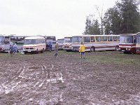 Kytaja-Jukola 1981 06  Bussiparkki Kytjn kura-Jukolassa 1981