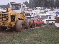 Kytaja-Jukola 1981 07  Kari Hofmannn saa vetoapua pyrkuormaajalta Kytjn Jukolassa 1981