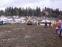 Kytaja-Jukola 1981 10  Kari Hofmannn saa vetoapua pyrkuormaajalta Kytjn Jukolassa 1981