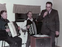 Ankkurin joulujuhla 1982 10  Tanssimusiikkia Joulujuhlassa soitti Vaskion pelimannit, Oiva Saarimki, Elo Lunden ja Pertti Salminen