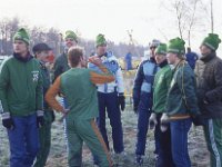 Tiomila 1983 12  Pasi Ternola, Harri Niinist, Rauno Vuori, Jouni Lipponen, Pekka Nikulainen, Antti Iisalo, Jouni Suominen? ja Jukka Kivinen kyselevt Ari Paganukselta ankkuriosuuden kuulumisia. Ankkuri maalissa sijalla 8.