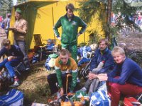V-S pm-viesti Metsamaa 1985 04  Petri Laaksonen, Matti Mkinen, Vesa Mkinen (taustalla retkituolissa), Rauno Vuori, Petri Koskinen, Harri Niinist ja Carrick von Schoultz Varsinais-Suomen pm-viestiss Metsmaalla 26.5.1985
