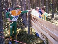 V-S pm-viesti Metsamaa 1985 13  Rauno Vuori luovuttaa viestin Jukka Kiviselle Varsinais-Suomen pm-viestiss Metsmaalla 26.5.1985